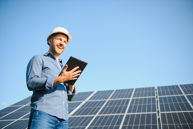 Jeune architecte debout près de panneaux solaires