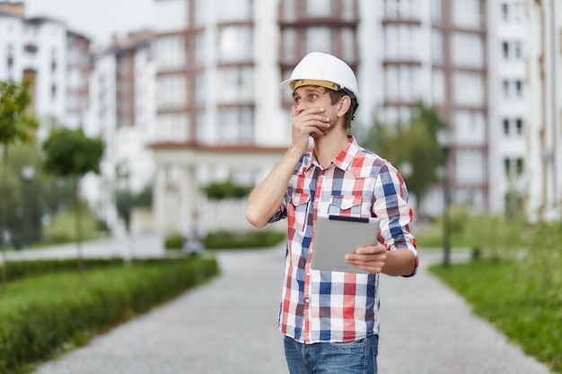 Jeune architecte en face de l&#39;immeuble