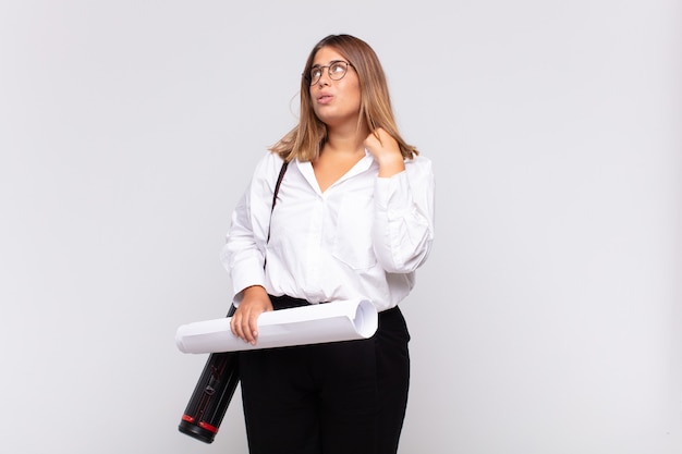 Jeune architecte femme se sentant stressée, anxieuse, fatiguée et frustrée, tirant le cou de chemise, à la frustration de problème