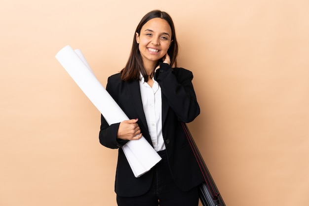 Jeune architecte femme tenant des plans sur rire isolé