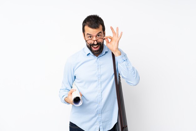 Jeune Architecte Homme à La Barbe Sur Un Mur Blanc Isolé Avec Des Lunettes Et Surpris