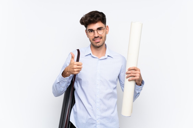 Jeune architecte homme donnant un geste du pouce levé