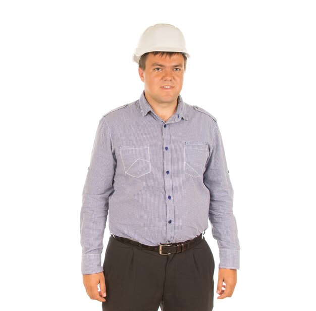 Jeune architecte posant dans son casque