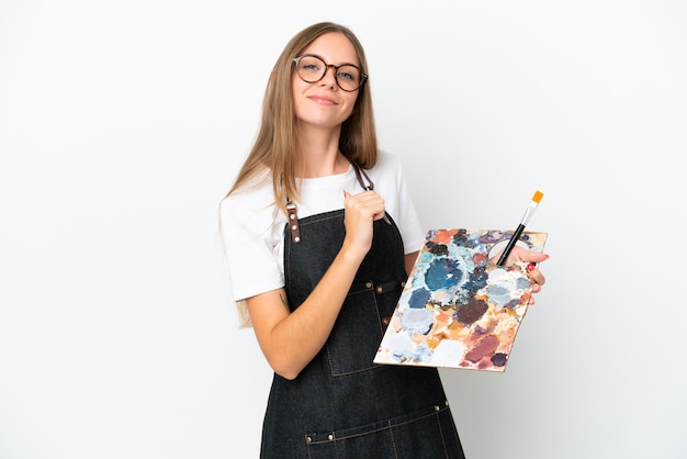 Jeune artiste femme lituanienne tenant une palette isolée sur fond blanc fière et satisfaite