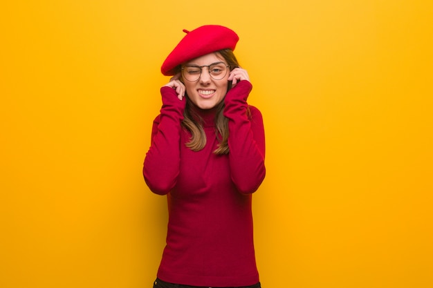 Jeune artiste française femme couvrant les oreilles avec les mains