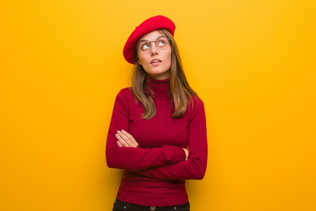 Jeune artiste française femme fatiguée et s'ennuie