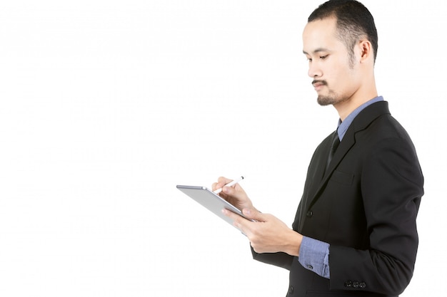 Jeune asiatique à l&#39;aide de tablette numérique isolé sur blanc.