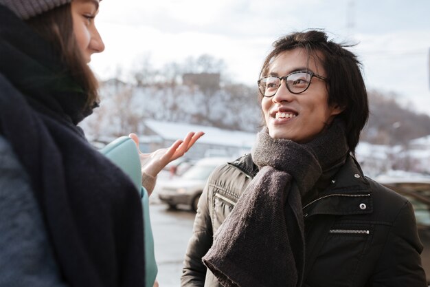 Jeune, asiatique, caucasien, dame, conversation, autre