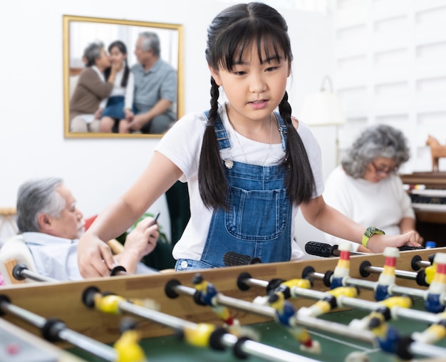 Jeune, asiatique, girl, jouer, football, table