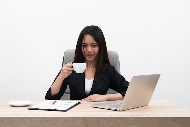 Jeune asiatique jolie femme d&#39;affaires avec un cahier dans le bureau isolé sur fond blanc.