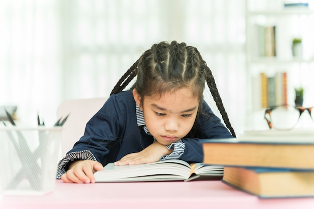 Jeune asiatique lisant un livre