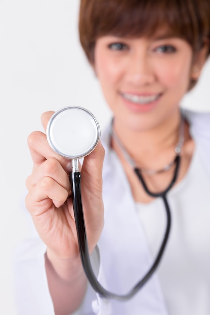 Jeune Asie docteur avec stéthoscope. Concept pour la santé