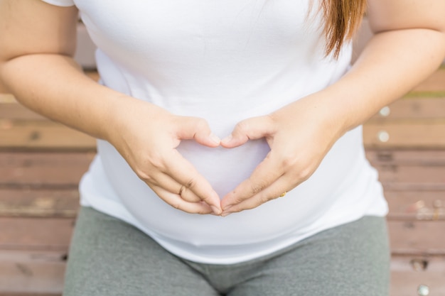 Jeune Asie enceinte dans son magnifique jardin