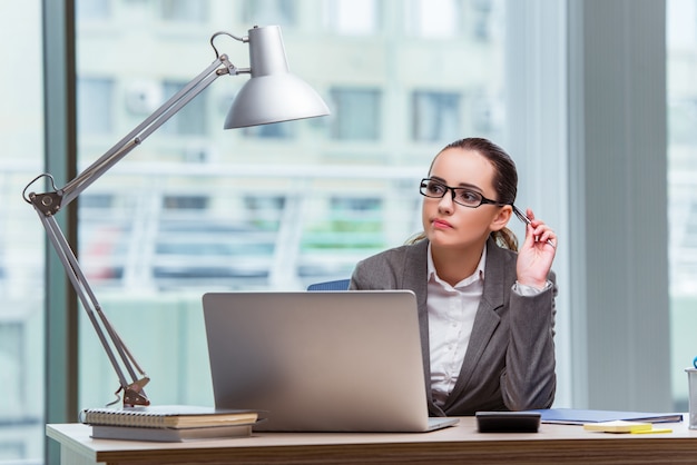 Jeune assistante au bureau