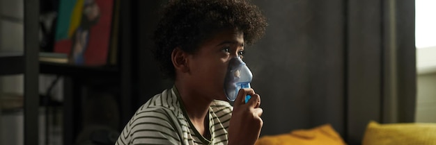 Un jeune asthmatique avec un masque nébuliseur