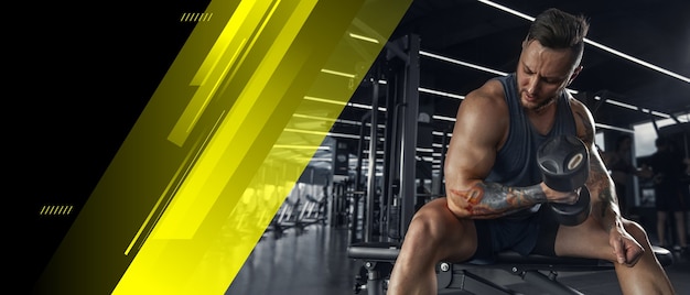 Jeune athlète caucasien musclé qui s'entraîne au gymnase, fait des exercices de force, pratique son travail.