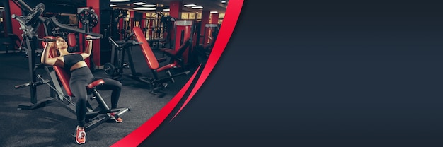 Jeune athlète féminine s'entraînant dans une salle de sport, faisant des exercices de force, pratiquant. Belle fille travaille sur le haut et le bas de son corps. Fitness, bien-être, sport, concept de mode de vie sain. Flyer avec fond.
