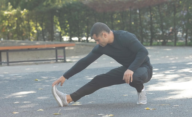 Photo jeune athlète jogger masculin s'entraînant et faisant de l'exercice en plein air en ville