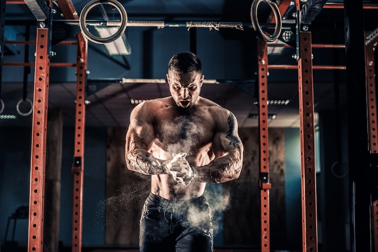 Photo jeune athlète pratiquant l'entraînement crossfit
