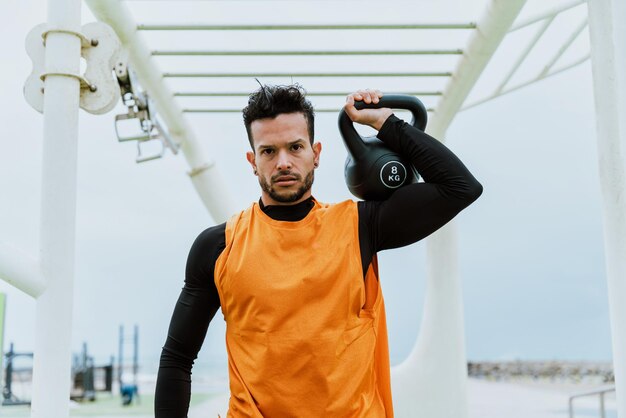 Photo jeune athlète s'entraînant le matin sur la plage au gymnase