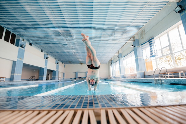 Un jeune athlète s'entraîne et se prépare pour des compétitions de natation dans la piscine. Mode de vie sain.