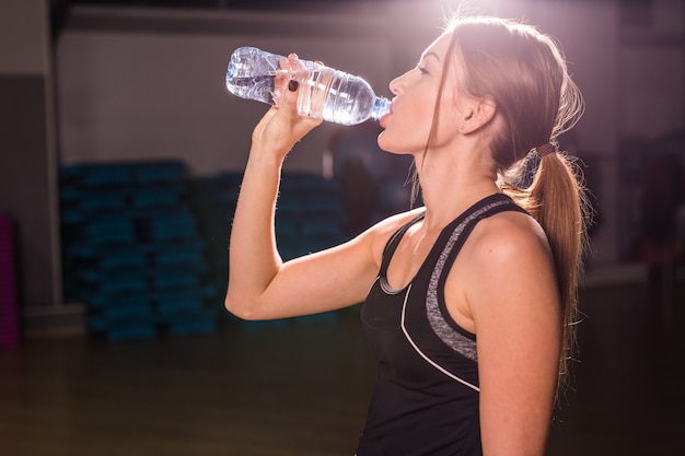 Jeune, athlétique, femme, eau potable, dans, gymnase