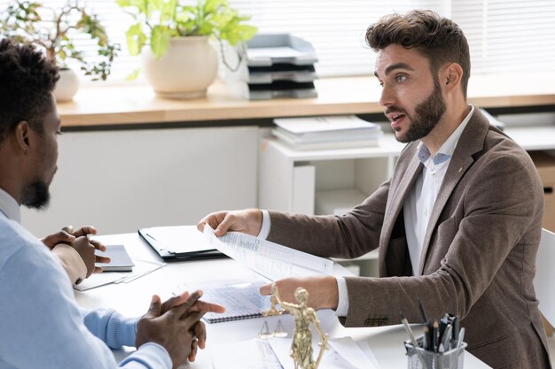 Jeune Avocat Confiant Consultant Un Couple Africain Sur L'hypothèque