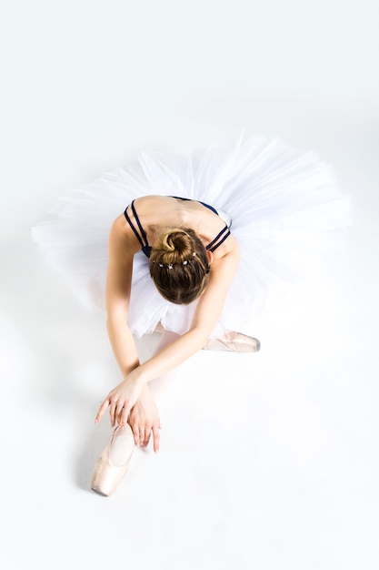 Jeune ballerine pratiquant des mouvements de ballet