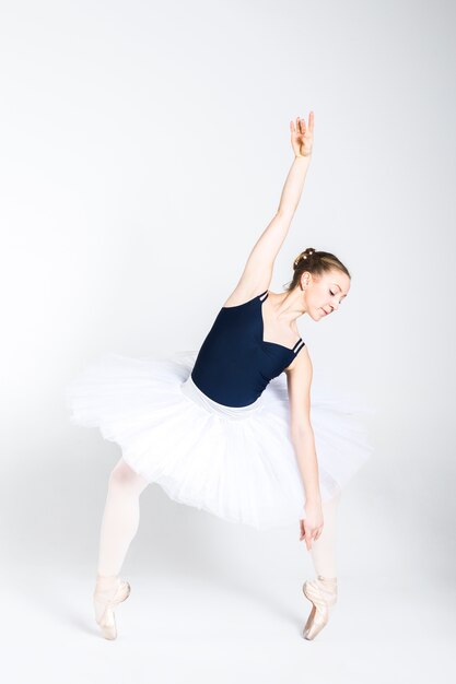 Jeune ballerine pratiquant des mouvements de ballet