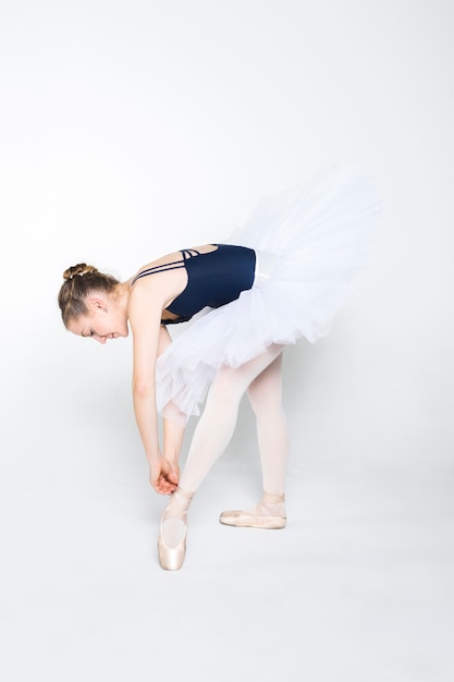 Jeune ballerine pratiquant des mouvements de ballet