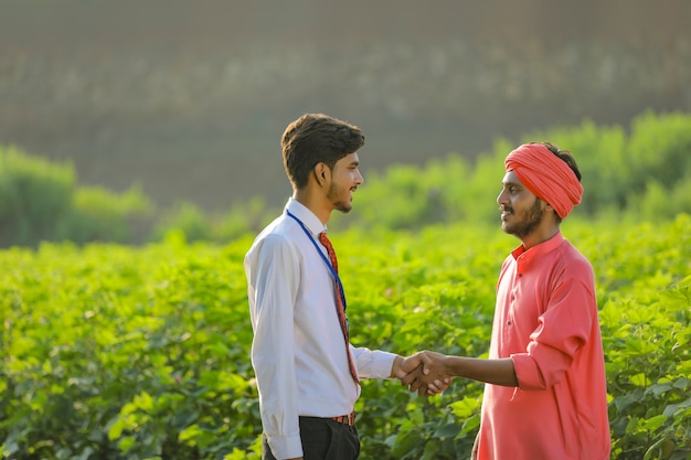Jeune Banquier Indien Discuter Avec L'agriculteur Au Champ