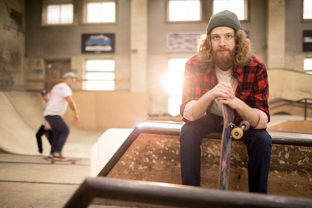 Jeune barbu dans Skate Park