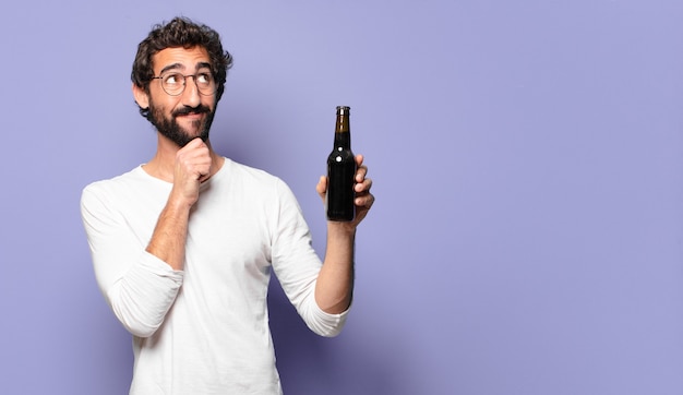 Jeune barbu fou avec une bière