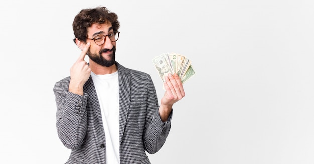 Jeune barbu fou avec des billets en dollars