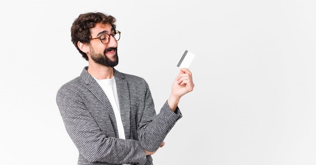 Jeune barbu fou avec une carte de crédit