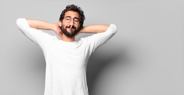 Jeune barbu fou avec une cigarette. concept non fumeur.