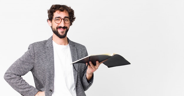 Jeune barbu fou avec un ordinateur portable