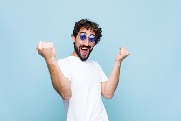 Jeune barbu fou portant des lunettes de soleil