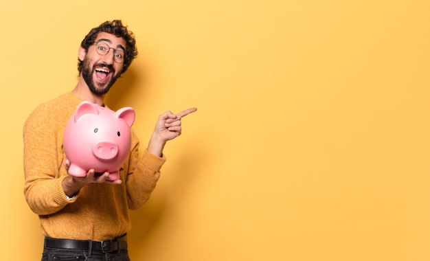 Jeune barbu fou avec une tirelire