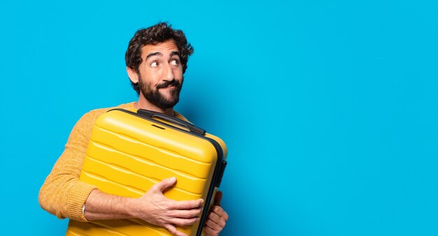 Jeune barbu fou avec une valise