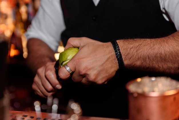 Un jeune barman professionnel prépare des cocktails pour ses clients au travail. notion de métier