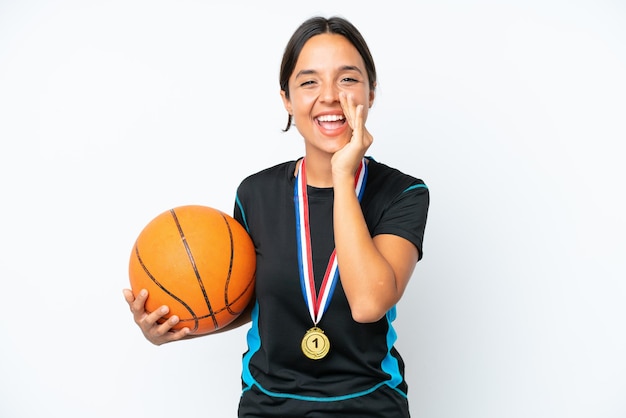 Jeune basketteur femme isolée sur fond blanc criant avec la bouche grande ouverte