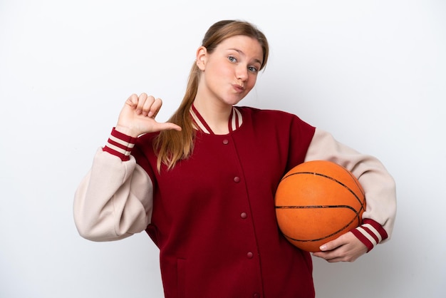 Jeune basketteur femme isolée sur fond blanc fière et satisfaite