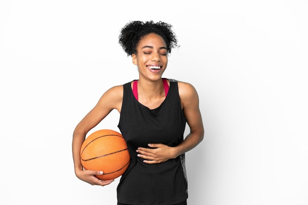 Jeune basketteur femme latine isolée sur fond blanc souriant beaucoup