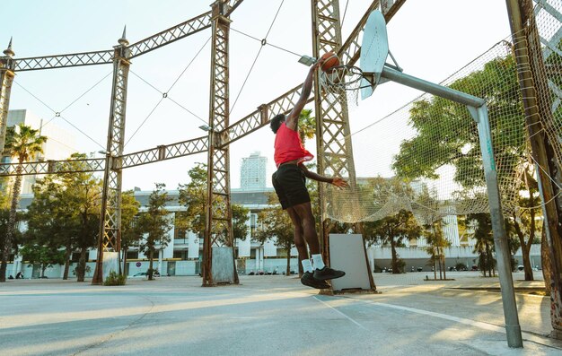 Jeune basketteur s'entraînant sur le terrain