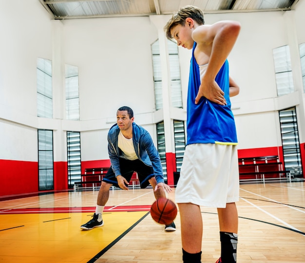 Jeune basketteur shoot