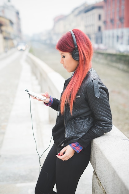 jeune, beau, cheveux roux, venezuelan, femme, style de vie, écoute, musique