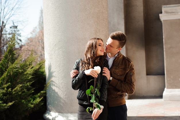 Jeune beau couple amoureux posant en plein air en ville.