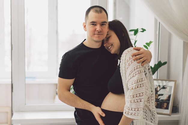 Jeune beau couple attend un bébé. Concept de famille