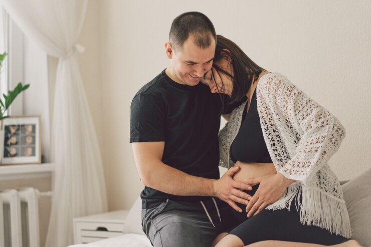 Photo jeune beau couple attend un bébé.